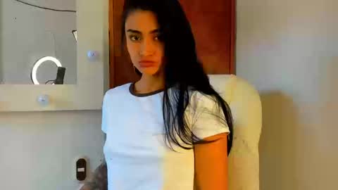 Snapshot of moonie_baddie31 chatting on 09/11/25, 06:19 moonie_baddie31 online show from 09/11/25, 06:19