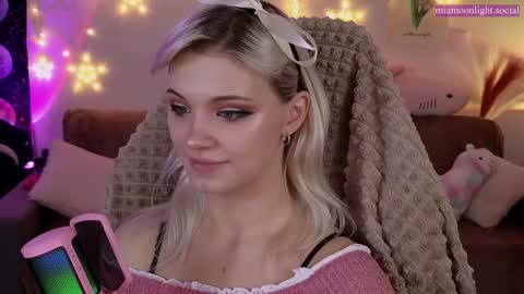 Snapshot of moonlight_mia chatting on 01/15/25, 07:01 Mia online show from 01/15/25, 07:01