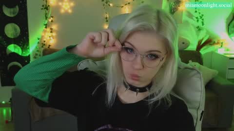 Snapshot of moonlight_mia chatting on 01/22/25, 04:33 Mia online show from 01/22/25, 04:33