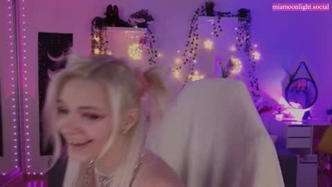 Snapshot of moonlight_mia chatting on 01/24/25, 05:00 Mia online show from 01/24/25, 05:00