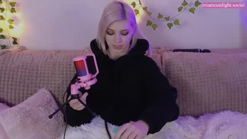 Snapshot of moonlight_mia chatting on 02/16/25, 07:49 Mia online show from 02/16/25, 07:49