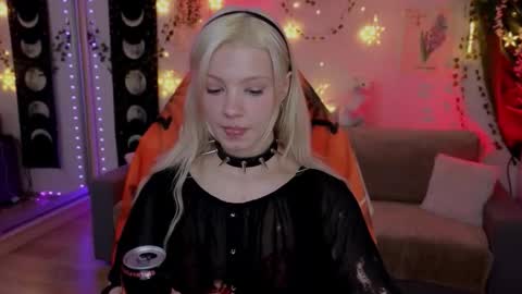 Snapshot of moonlight_mia chatting on 10/25/25, 08:58 Mia online show from 10/25/25, 08:58