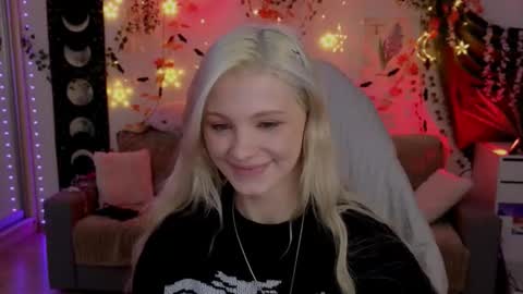 Snapshot of moonlight_mia chatting on 10/31/25, 06:09 Mia online show from 10/31/25, 06:09