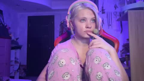 Snapshot of moonlight_mia chatting on 11/06/25, 11:04 Mia online show from 11/06/25, 11:04