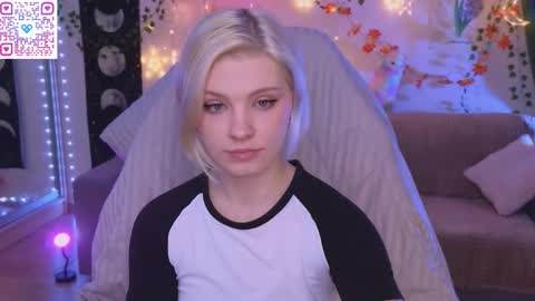 Snapshot of moonlight_mia chatting on 11/15/25, 07:10 Mia online show from 11/15/25, 07:10