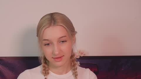 Snapshot of moonliora chatting on 11/30/25, 07:40 moonliora online show from 11/30/25, 07:40