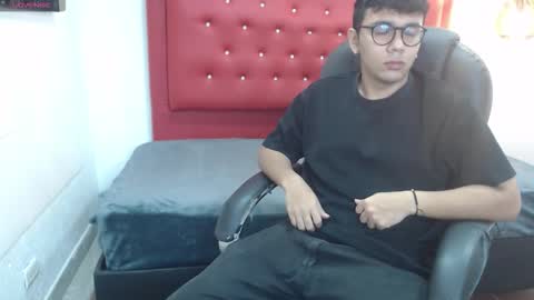 Mou Fly online show from 10/24/25, 12:01