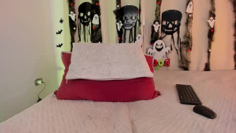 Snapshot of mrhot_night chatting on 10/19/25, 10:54 Bastian online show from 10/19/25, 10:54