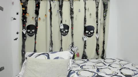 Snapshot of mrhot_night chatting on 10/29/25, 10:55 Bastian online show from 10/29/25, 10:55