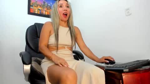 Snapshot of ms_lunarose chatting on 10/24/25, 02:30 ms_lunarose online show from 10/24/25, 02:30