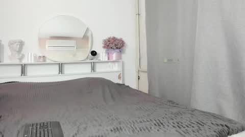 Snapshot of mslaurika chatting on 09/20/25, 05:58 Laurka online show from 09/20/25, 05:58