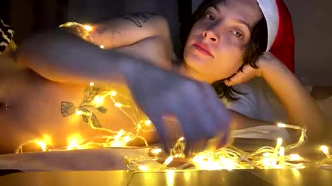 Snapshot of munchi_ chatting on 12/18/24, 10:19 online show from 12/18/24, 10:19
