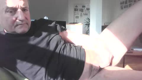 Snapshot of muskauer chatting on 03/10/25, 07:32 nobuddy online show from 03/10/25, 07:32