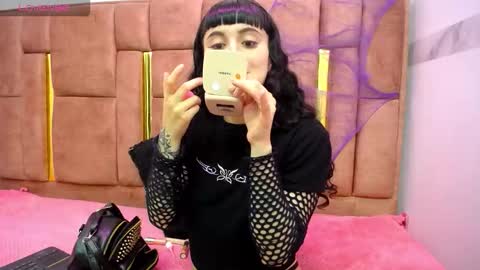 Snapshot of mxlvixje chatting on 11/05/25, 04:01 SOFIA online show from 11/05/25, 04:01