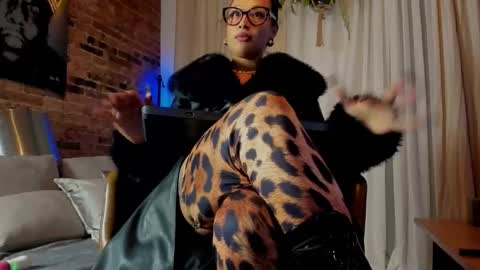 Snapshot of mydoc_lolac chatting on 11/14/25, 08:29 Lola online show from 11/14/25, 08:29