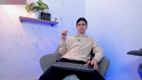 Mykel   online show from 10/10/25, 03:33