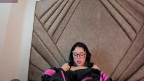 Snapshot of mythicall_girll chatting on 10/28/25, 08:22 mythicall_girll online show from 10/28/25, 08:22