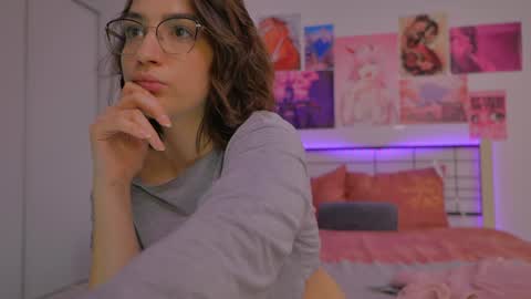Snapshot of naalani chatting on 12/27/24, 10:12 Naalani online show from 12/27/24, 10:12