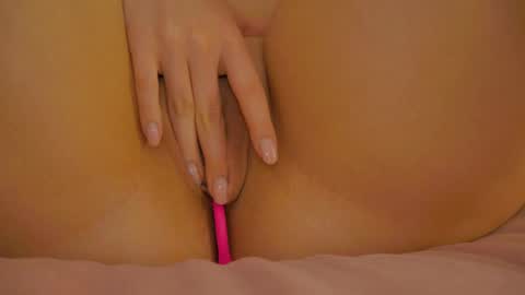 Snapshot of naalani chatting on 02/25/25, 10:04 Naalani online show from 02/25/25, 10:04