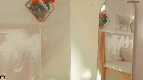 naamah_b online show from 11/13/25, 02:16