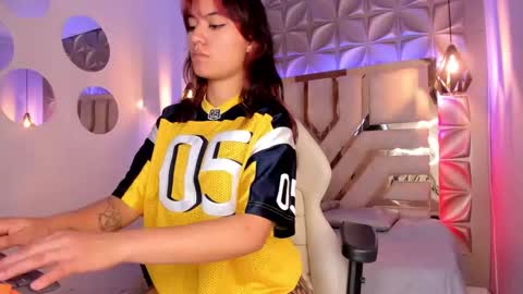 Snapshot of nahia_low chatting on 02/17/25, 05:14  Valeria  online show from 02/17/25, 05:14