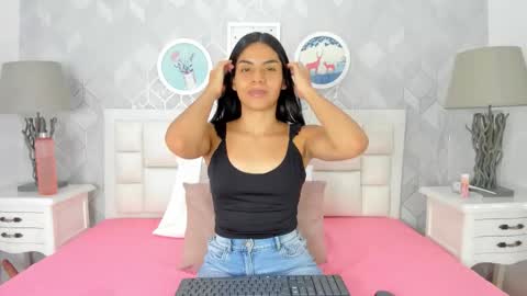 naia_cox online show from 10/25/25, 03:47