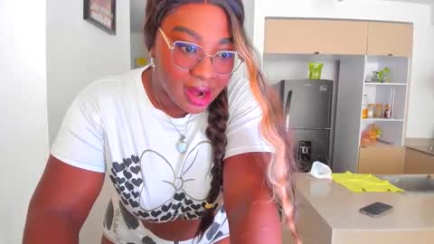 Snapshot of naomi_kiing chatting on 10/17/25, 04:53 Nathalia King online show from 10/17/25, 04:53