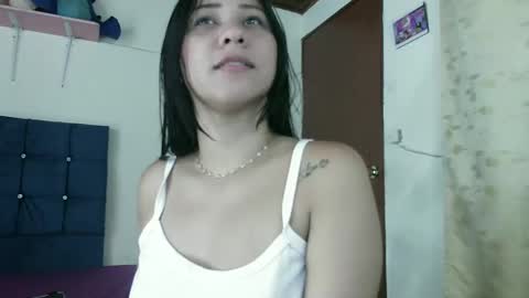 Snapshot of naomi_sweet420 chatting on 01/28/25, 04:29 Mia online show from 01/28/25, 04:29