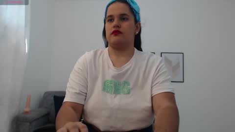 Snapshot of natalia_curvy1 chatting on 09/19/25, 06:19 Nathalia online show from 09/19/25, 06:19