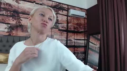 Snapshot of natalie_bitton chatting on 09/11/25, 11:32 Natalie online show from 09/11/25, 11:32