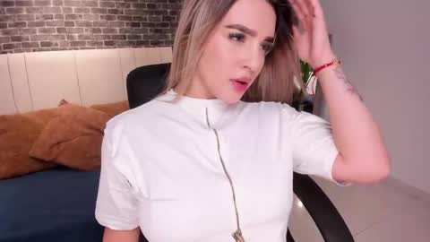 nataly_lblanck online show from 11/12/25, 12:49