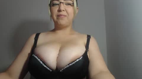 Snapshot of natasha9_ chatting on 12/17/24, 03:39 NATTY online show from 12/17/24, 03:39