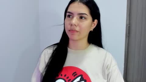 Snapshot of natasha_su chatting on 10/10/25, 08:30 Natalia online show from 10/10/25, 08:30