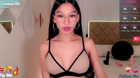 Snapshot of nathalie_hadid chatting on 02/26/25, 08:11 please follow me guyss online show from 02/26/25, 08:11