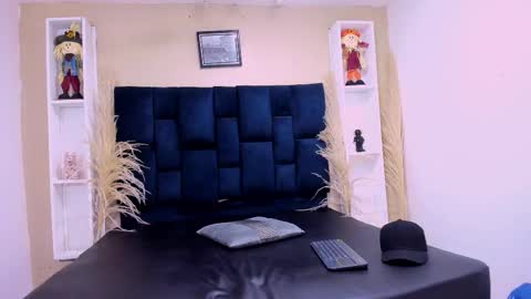 natzuki_ online show from 11/04/25, 11:42