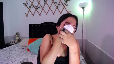 Snapshot of naughtygirl_mmm chatting on 11/13/25, 06:18 Valeria online show from 11/13/25, 06:18