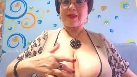 Snapshot of naughtymomxxx chatting on 12/28/24, 05:55 OldKinkyMILF online show from 12/28/24, 05:55