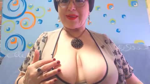 Snapshot of naughtymomxxx chatting on 01/11/25, 05:20 OldKinkyMILF online show from 01/11/25, 05:20