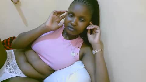 Snapshot of naughtysammur25 chatting on 10/19/25, 12:06 naughtyqueen online show from 10/19/25, 12:06