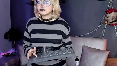 Snapshot of navier__ chatting on 12/03/25, 08:40 Navier online show from 12/03/25, 08:40