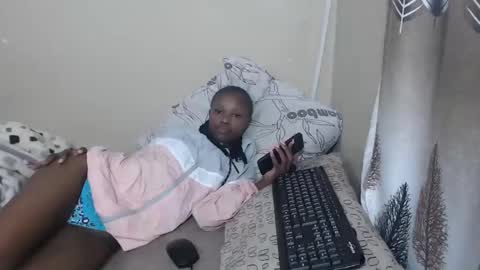 nawtylarissa_ online show from 10/17/25, 07:27