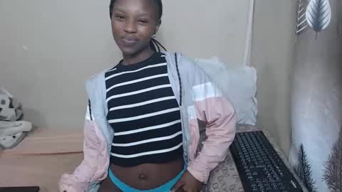 nawtylarissa_ online show from 11/17/25, 11:43