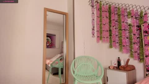 naya_mills online show from 01/28/25, 11:28