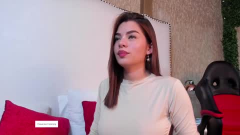 Snapshot of nayla_bss chatting on 09/30/25, 04:17 Mia online show from 09/30/25, 04:17