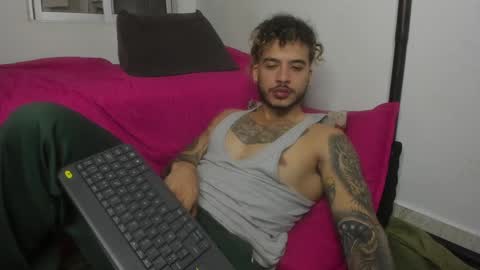 Snapshot of neeii chatting on 01/10/25, 04:44 Nei turn green online show from 01/10/25, 04:44