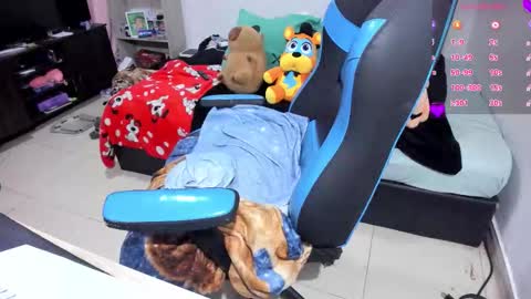 Snapshot of neeko_lol_ chatting on 10/24/25, 02:57 Geek Nicole im Neeko UwU online show from 10/24/25, 02:57