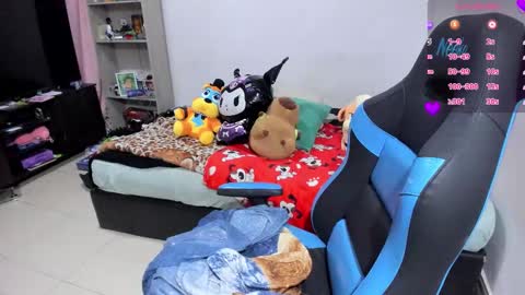 Snapshot of neeko_lol_ chatting on 10/29/25, 04:42 Geek Nicole im Neeko UwU online show from 10/29/25, 04:42