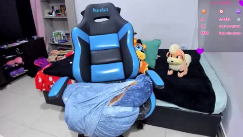 Snapshot of neeko_lol_ chatting on 11/05/25, 02:50 Geek Nicole im Neeko UwU online show from 11/05/25, 02:50