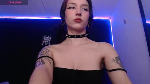 Snapshot of niakat_ chatting on 12/17/24, 01:18 niakat online show from 12/17/24, 01:18