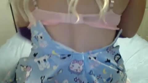 Snapshot of nicedickguy98 chatting on 01/15/25, 03:22 Ava Angel online show from 01/15/25, 03:22